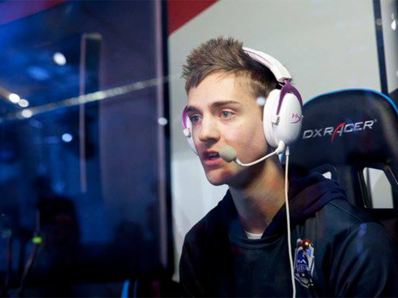 شاب يجني 500 ألف دولار شهريا بلعبه لعبة Fortnite في غرفته